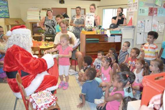 Le père Noël collecte les lettres des enfants