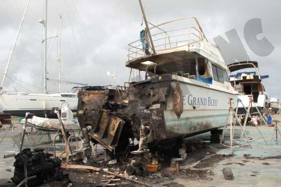 Le bateau de Kotra Uregei incendié
