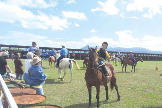 La foule entre pluie et soleil