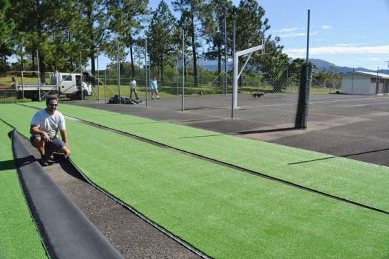 Les terrains de sportchangent de peau