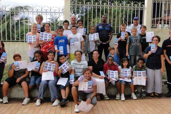 Les élèves sortent leur guide de bonne conduite