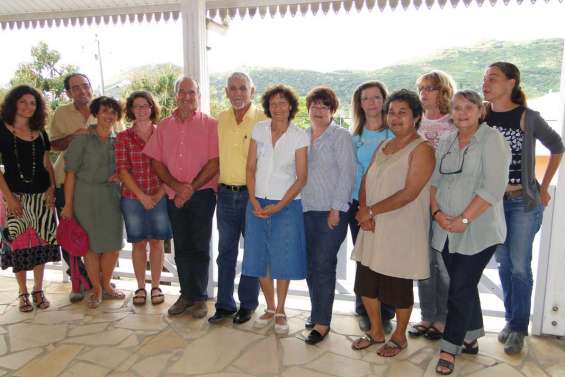 Les invités entrent dans le champ