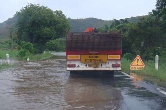 Route coupée par les inondations