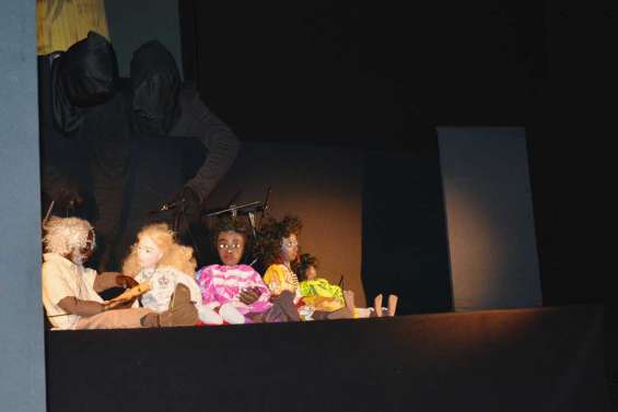 Les marionnettes délivrent un message