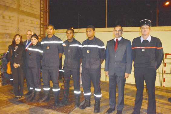 Six pompiers épinglés