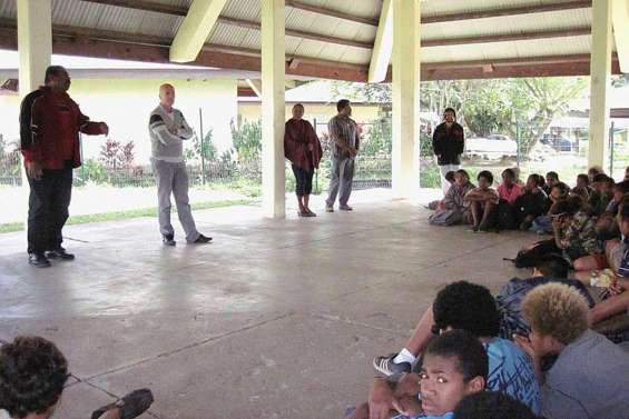 Les adultes recadrent les enfants