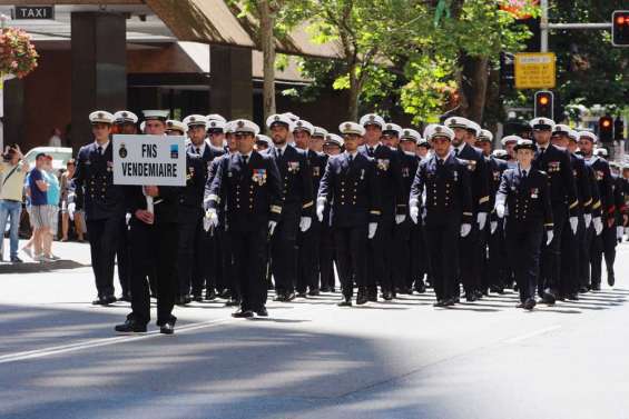 L'équipage du Vendémiaire parade
