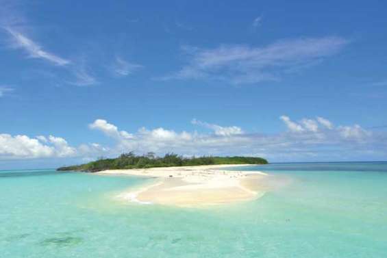 Un accord à Paris, des questions en Calédonie