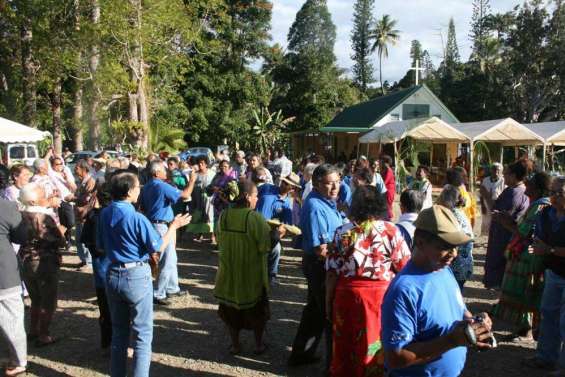 Les Nouméens affluent à la chapelle