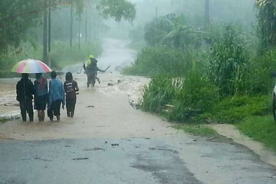 La pluie bloque les routes