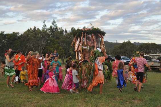 Le pilou enflamme les rues