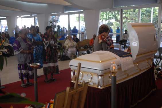 Recueillement après la mort de Dick Ukeiwé