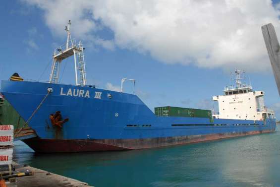 Le Laura III encore à quai