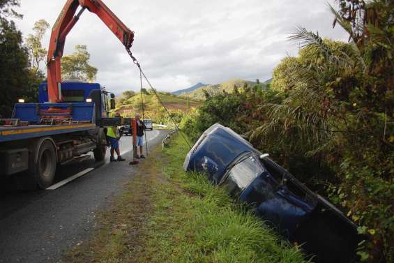 Une voiture dans le fossé,  pas de blessé