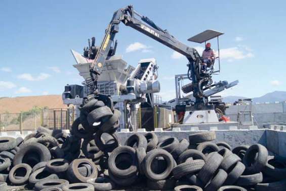 Des tonnes de pneus en chips pour le bâtiment