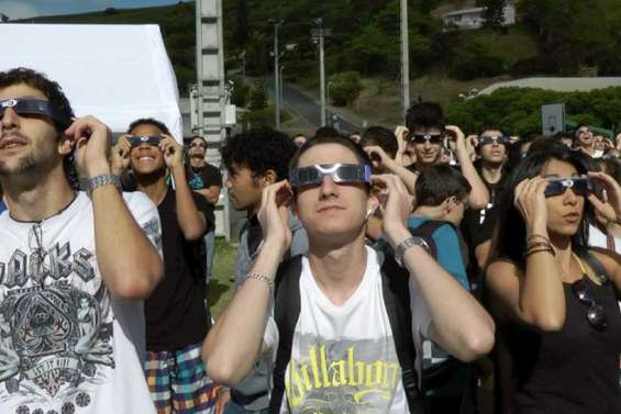 Une éclipse de soleil au-dessus du Pacifique [vidéo]