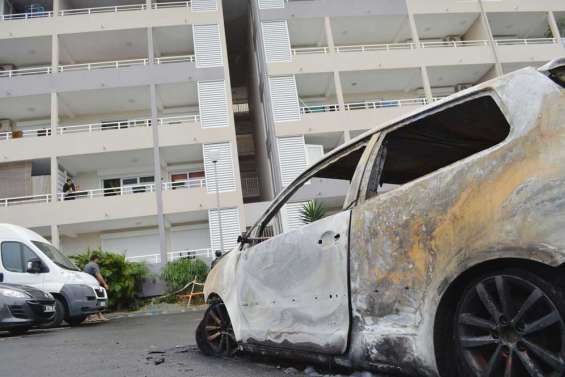Des voitures incendiées à Yahoué