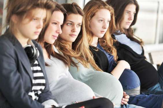 17 filles, toutes enceintes