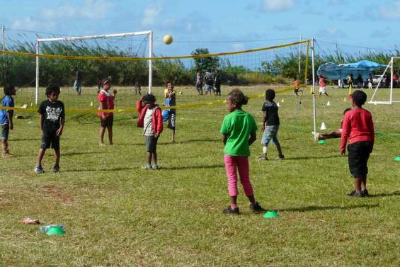 290 enfants sur un terrain de sport