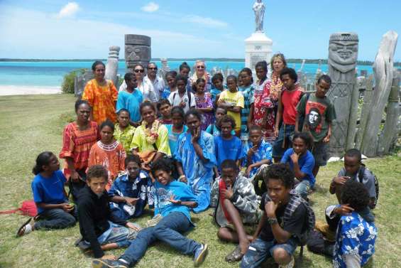 Sur les pas de la petite tresseuse kanak