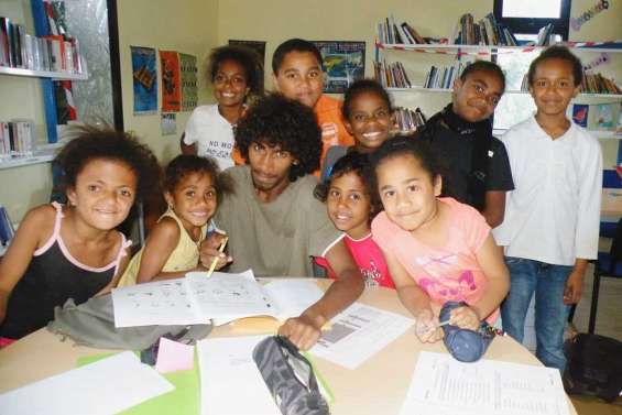 Des élèves studieux à Vao