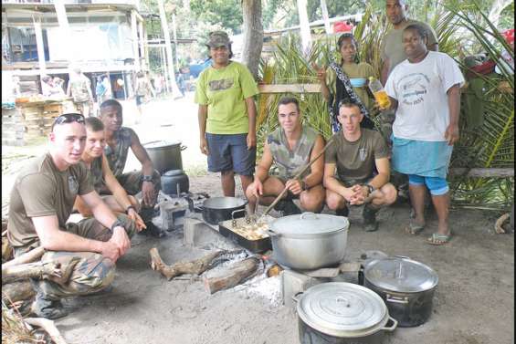 Une pirogue entre deux mondes