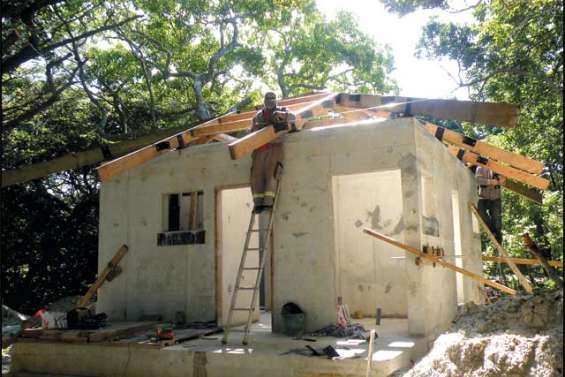 Des toilettes en forêt à Kanuméra