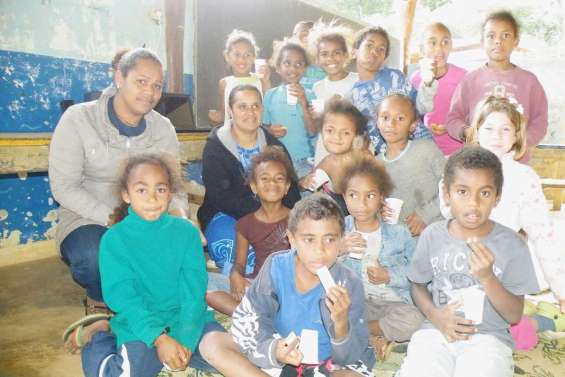 Les écoliers fêtent leurs institutrices