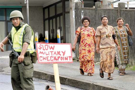 Fidji, au pas militaire