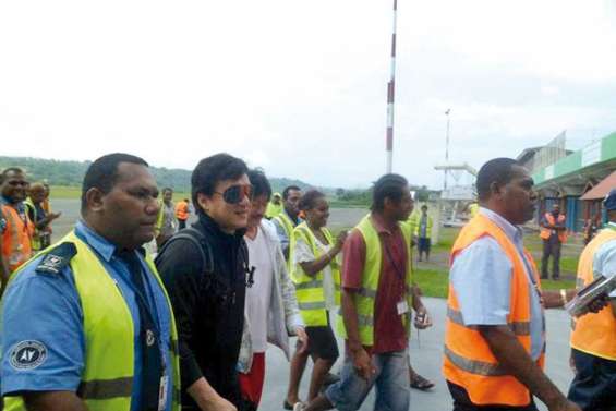 Jacky Chan tourne sur le volcan du Yasur