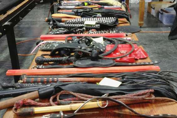 Fouets, fers et chaînes