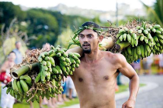 Les porteurs de fruits à Papeete