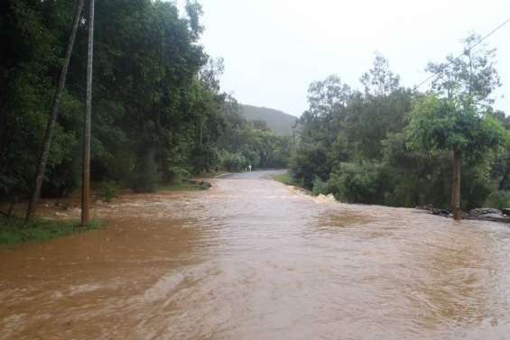 June : vols retardés et routes bloquées