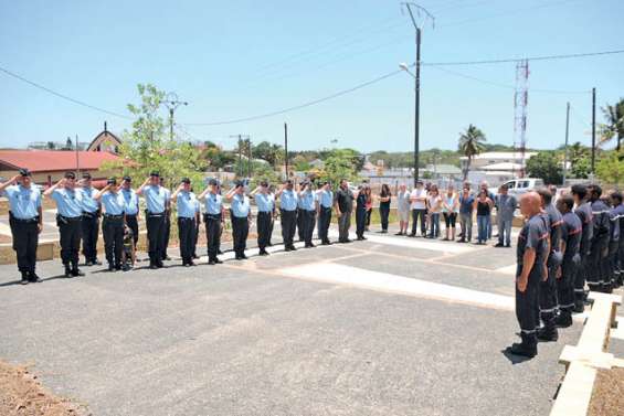 Le silence envahit le monument aux morts pour les victimes des attentats