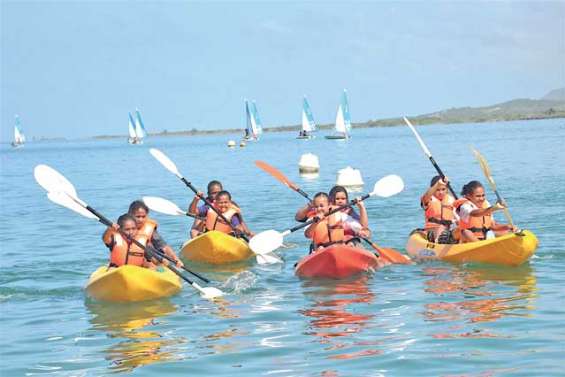 Les collégiens découvrent les joies de la voile et du kayak