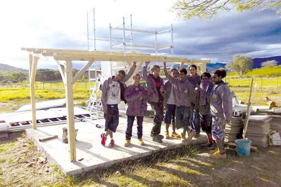 Les élèves sortent du bois