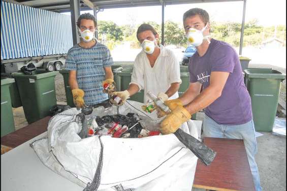Ils lisent dans les déchets