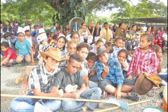 Les enfants fêtent leurs parents
