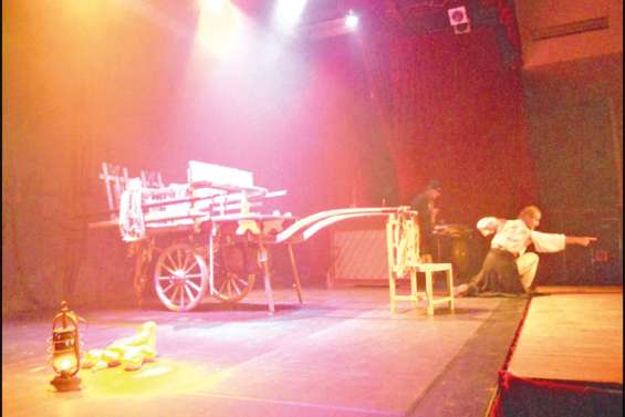 Surprise et émotion théâtrale pour l'internat du collège