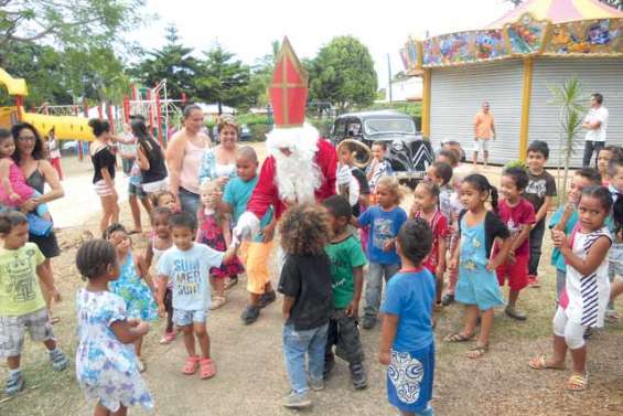Saint-Nicolas récompense les enfants