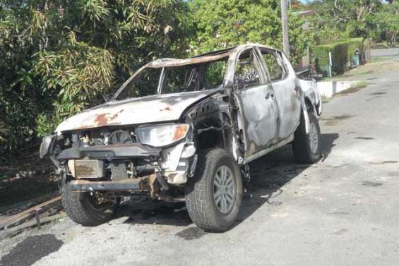 Voiture incendiée en plein centre du village