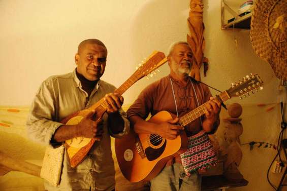 Les contes sur la natte rassemblent