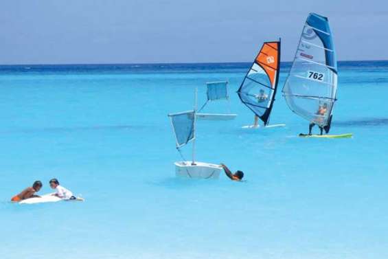 Le manque de vent ne gâche pas le Drehu Windsurf Raid