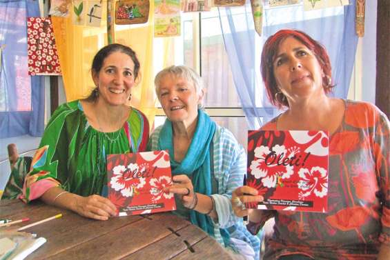 Trois femmes à livre ouvert