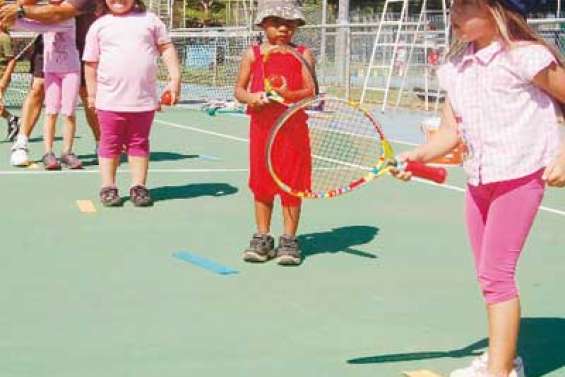 La balle jaune séduit les bambins