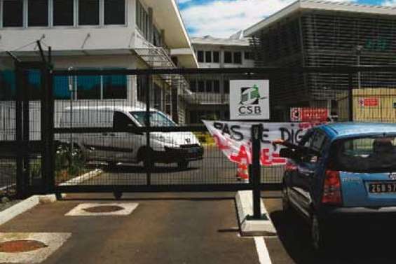 Bâche bleue devant la CSB