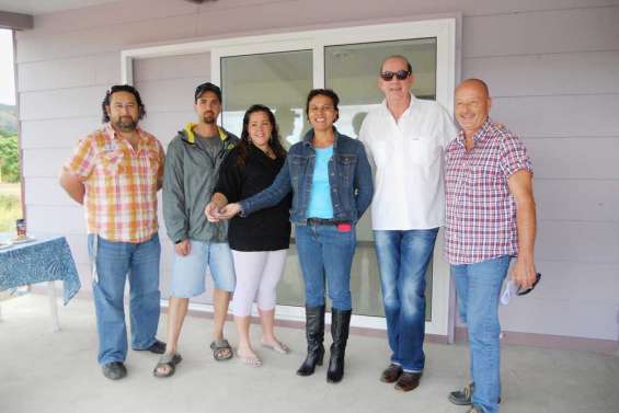 Sabrina reçoit les clés de sa maison