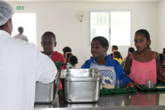 Tous à la même table