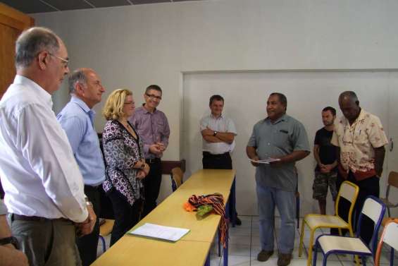 Les édiles en visite  au lycée des Iles
