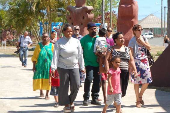 Sortie de l'école sous surveillance